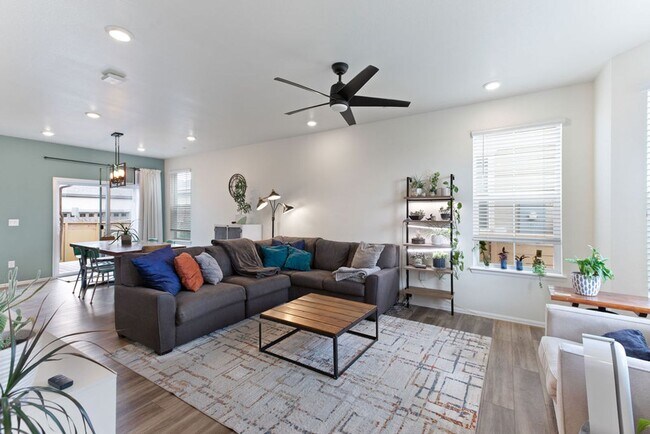 Foto del edificio - Beautiful 2 bedroom, 2.5 bath townhome in Mosaic