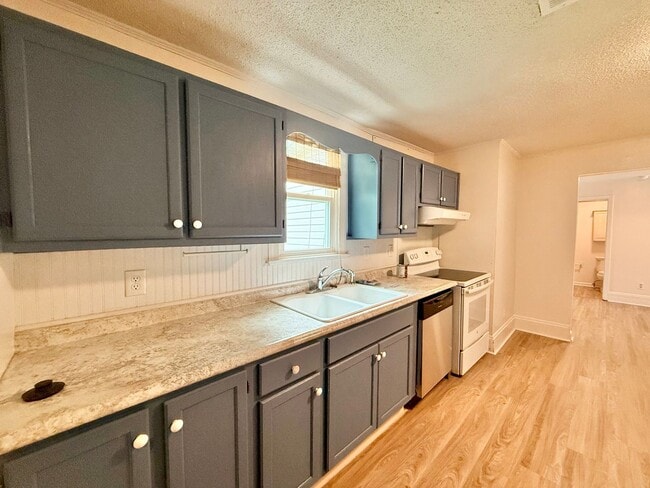 Foto del edificio - **OFFERING WAIVED APPLICATION FEES & $100 MOVE IN PROMOTION** Charming 3BD, 1BA Garner Condo Near...