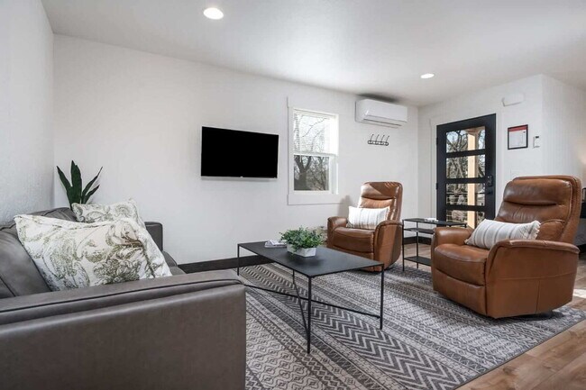 Foto del edificio - Downtown furnished rental w/ all utilities included (avail. Oct. thru May only)