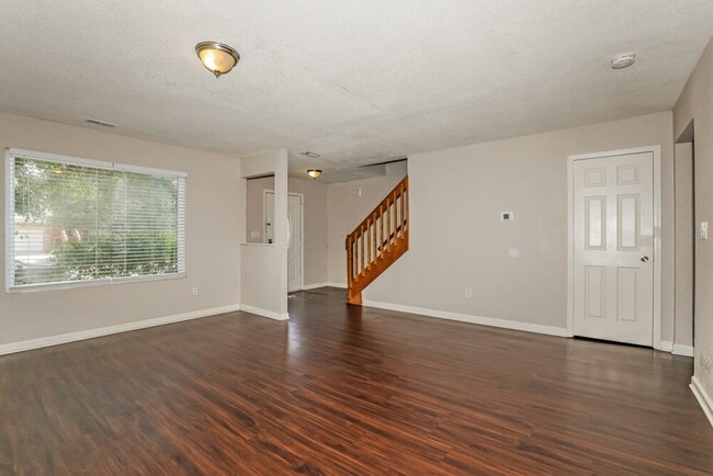 Building Photo - 304 E Pine Ridge Dr