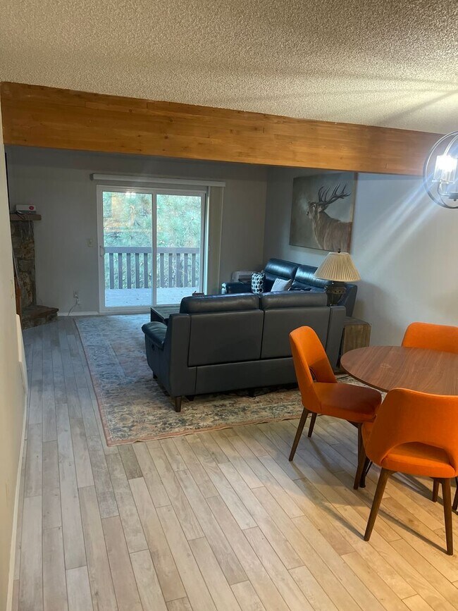 Building Photo - Turn Key Townhome in Country Club