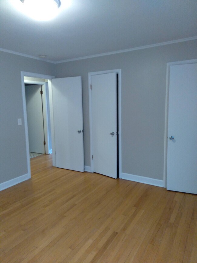 Building Photo - 837 Mulford-2