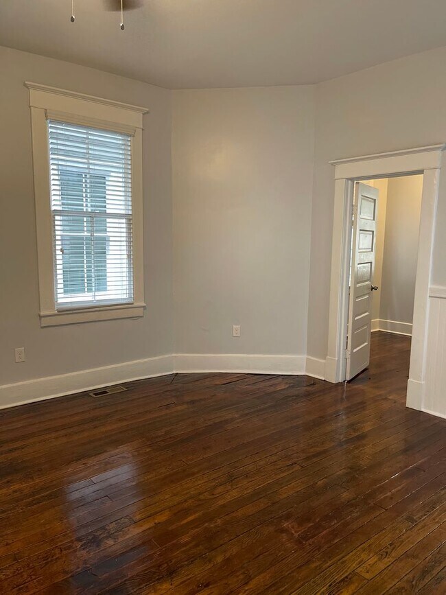 Foto del edificio - Newly Renovated Tri-Plex Near Forsyth