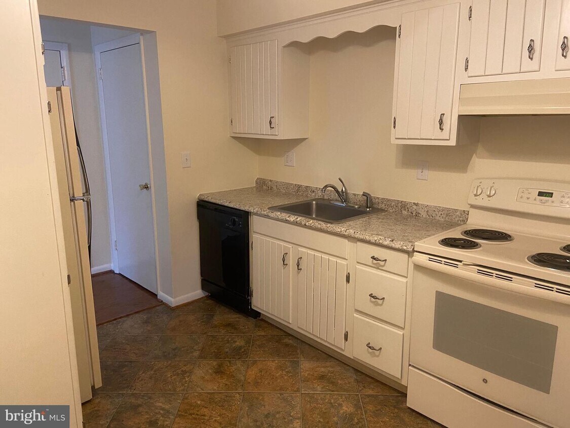 Primary Photo - 103 N Edgewood Dr