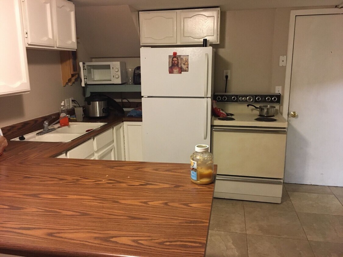 Building Photo - 2 bedroom 1 bath Provo basement apartment