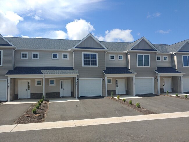 Vista de la calle de la casa adosada - 6138 Warren Newcomb Dr