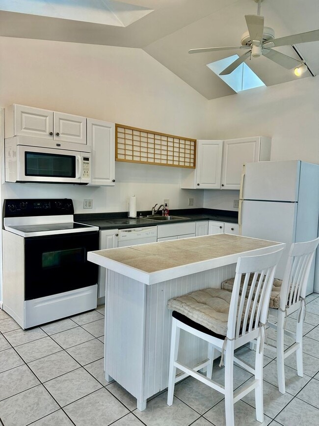 Building Photo - Sunny Updated One Bedroom