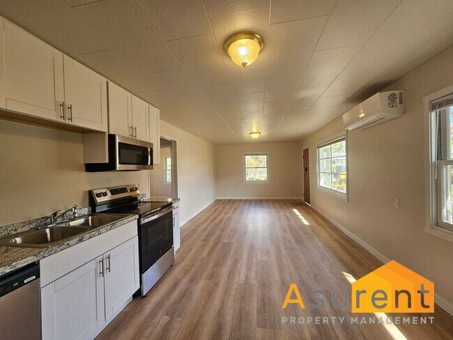 Foto del edificio - MOVE IN SPECIAL: $500 OFF on First Full Months Rent! Freshly Renovated 2-Bedroom, 1-Bath Duplex i...