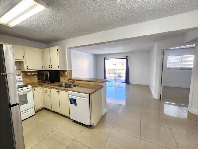 Foto del edificio - 9491 Palm Cir S