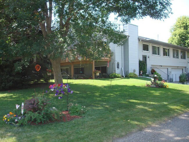Foto del edificio - Spacious 3 Bedroom 2 Bath Townhome in Inve...