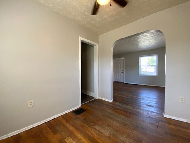 Foto del edificio - 2 Bed 1 Bath Apartment Available in Spring...