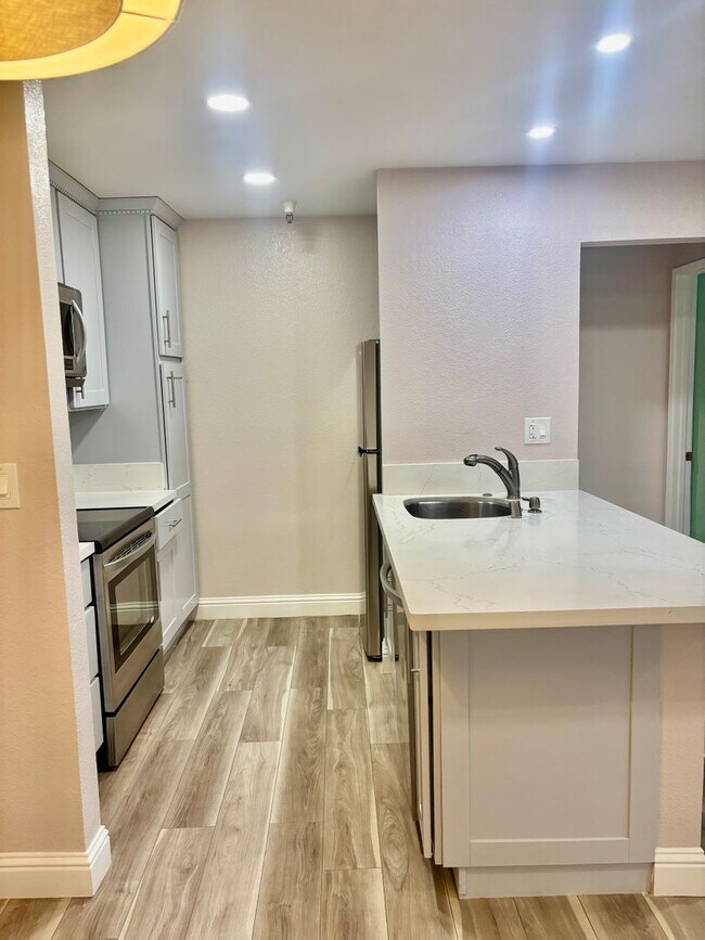 Foto del edificio - Walnut Creek 2 bed 2 bath gorgeous end unit on the first floor with garage!