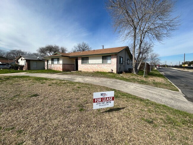 Foto del edificio - AVAILABLE NOW! 4 Bedroom / 2 Bath Home Nea...