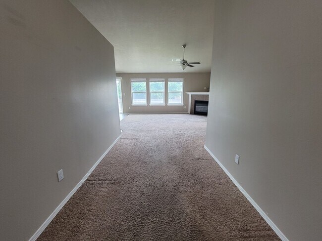 Building Photo - Charming Home on Richland– Fenced Yard, Fi...