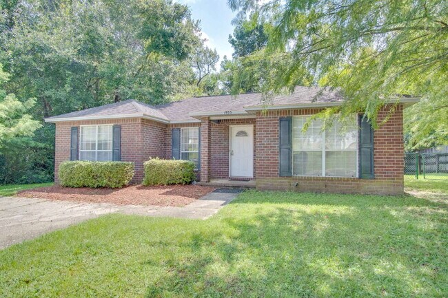 Foto del edificio - Northeast Pensacola 2 R, 2BA Home Near UWF with Wood-Look Flooring, Large Sunroom, Spacious Lot &...
