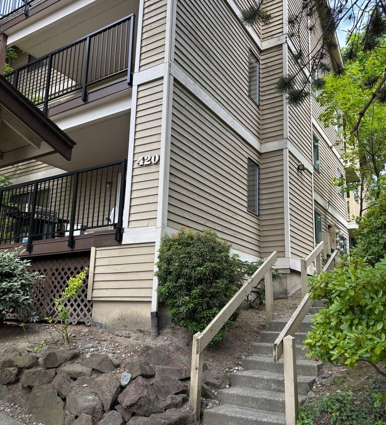 Primary Photo - 2 Bed / 2 Bath Downtown Kirkland Condo $2,...