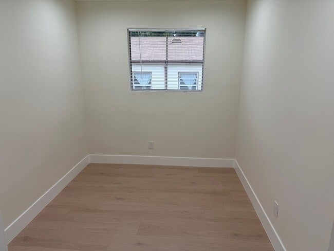 Building Photo - 1242 N New Hampshire Ave