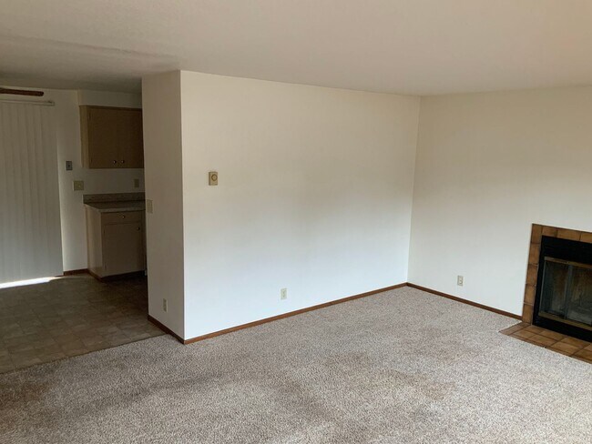 Building Photo - 2 Bedroom Duplex in Cal Young Neighborhood