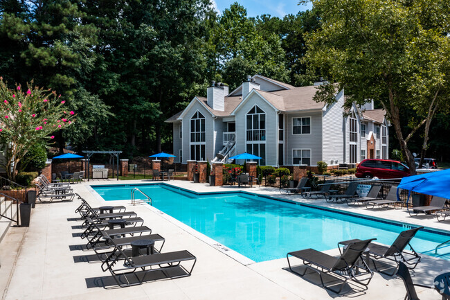 Pool - The Hub at 934 Apartments