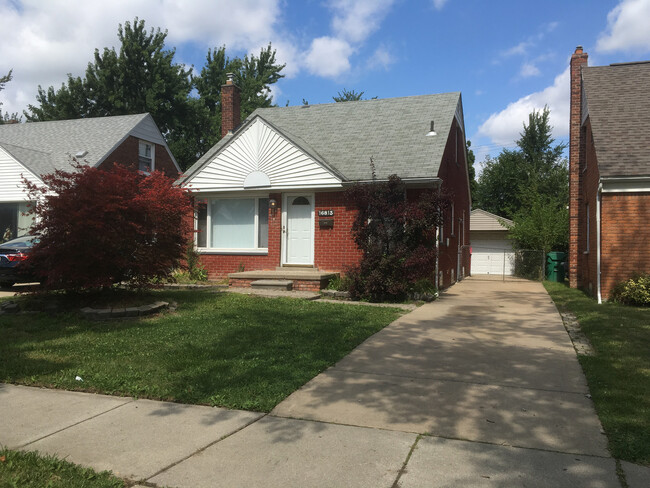 Building Photo - 3 Bedroom, 2 Bath Bungalow Ready for Move-...