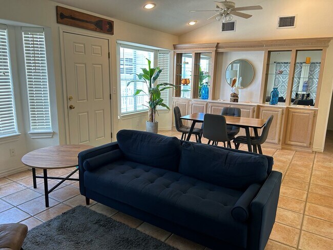 Foto del edificio - 415 Sun Dial Cir