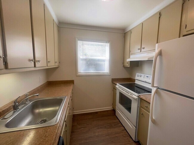 Building Photo - Condo in Raleigh Woods Available NOW!