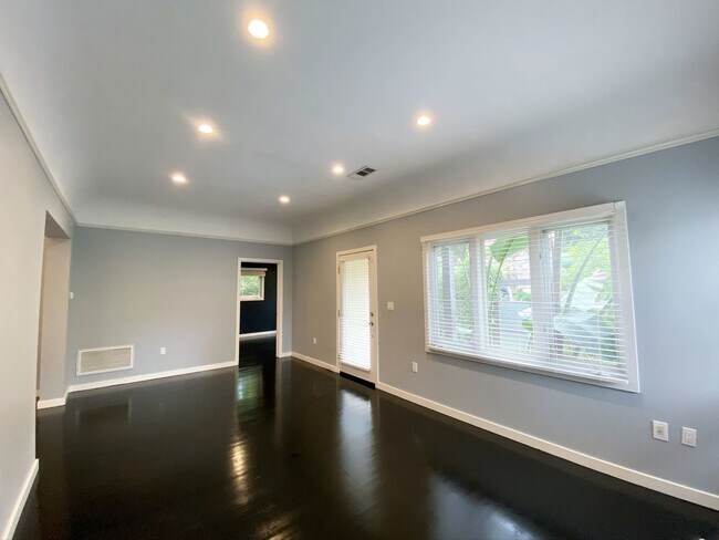 Foto del edificio - Luxury Bungalow on West Knoll in the Heart...