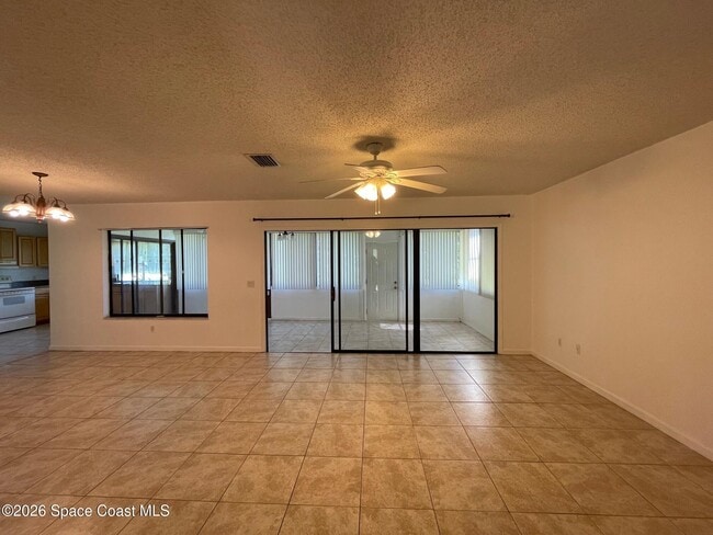 Building Photo - 997 Mariposa Dr NE