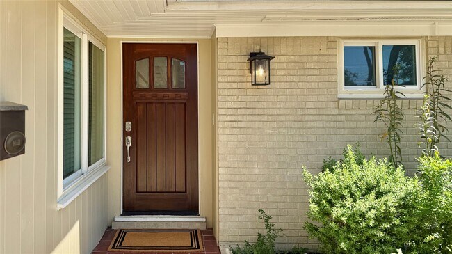 Foto del edificio - 6518 Lindyann Ln