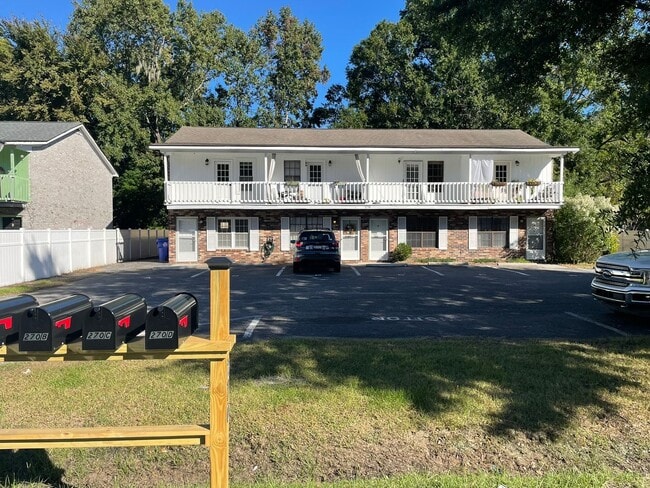 Foto del edificio - Available March 16th. Water included. RENOVATED 2 BR/1.5 BA Townhouse in the Heart of James Island!