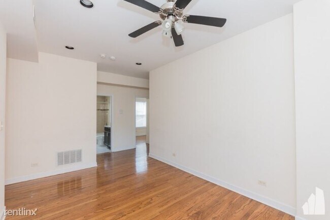 Building Photo - 854 W Cornelia Ave