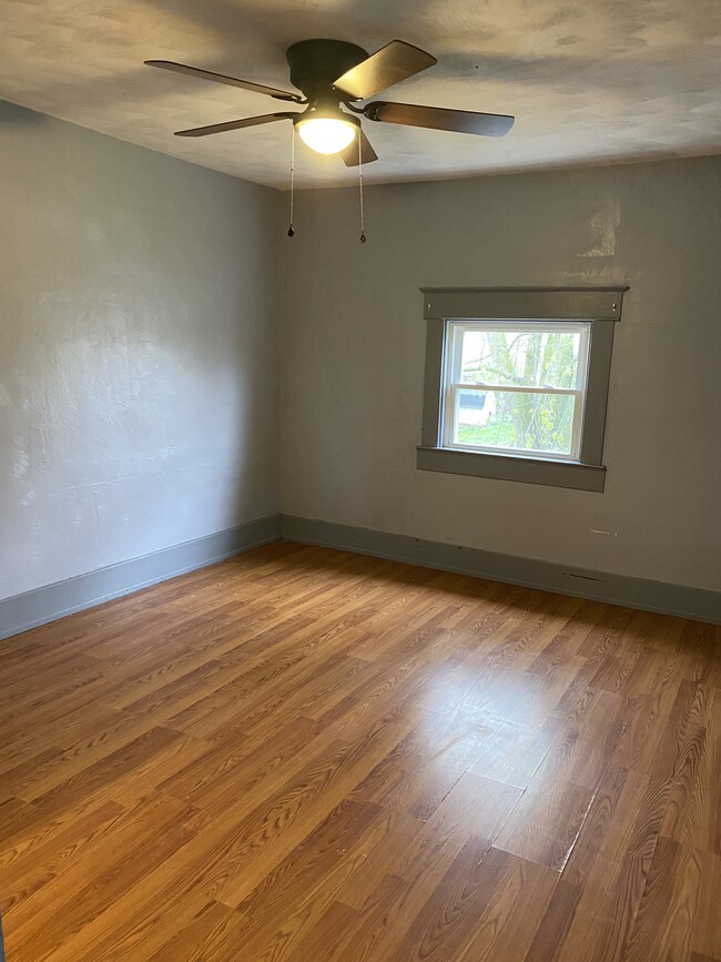 Building Photo - 211 E Oak St