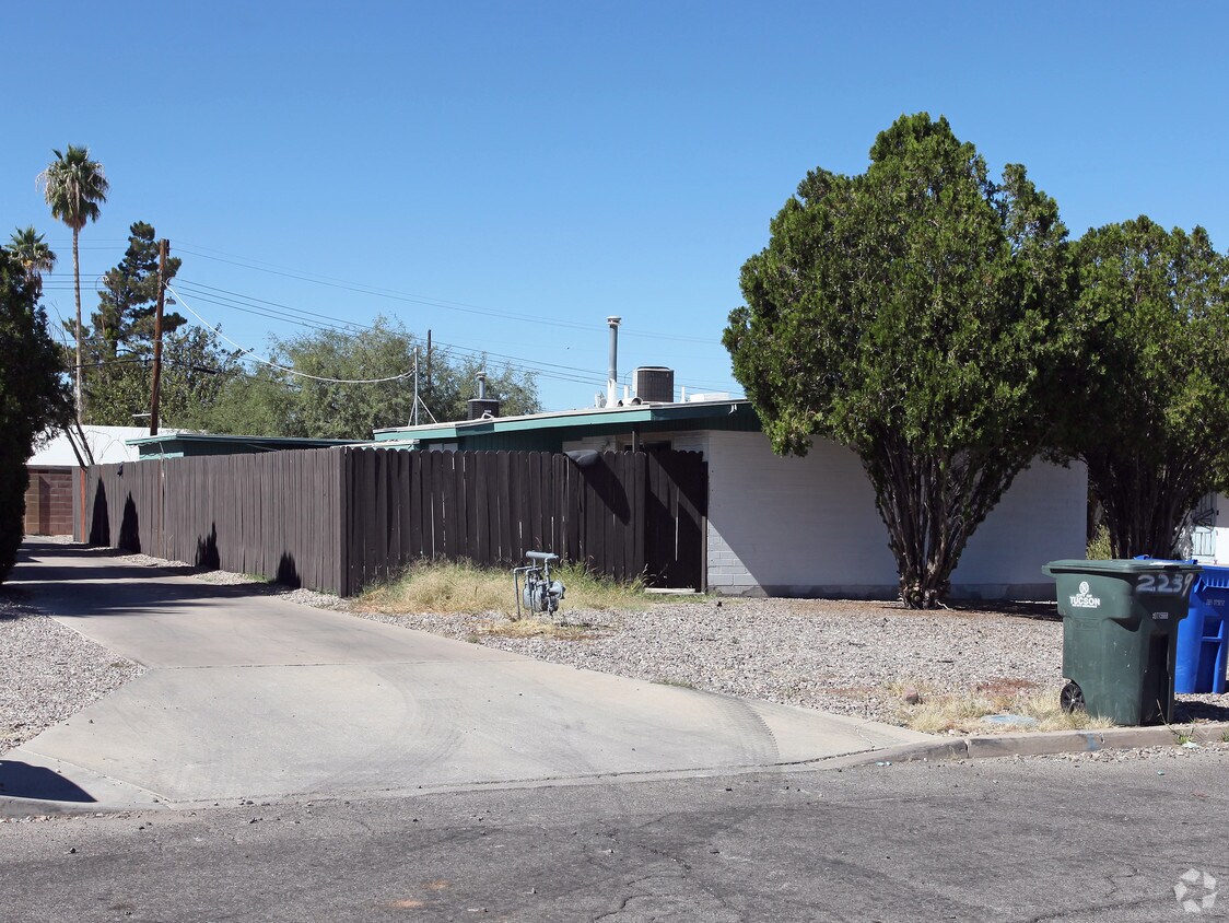 Building Photo - 2239-2241 N Catalina Ave