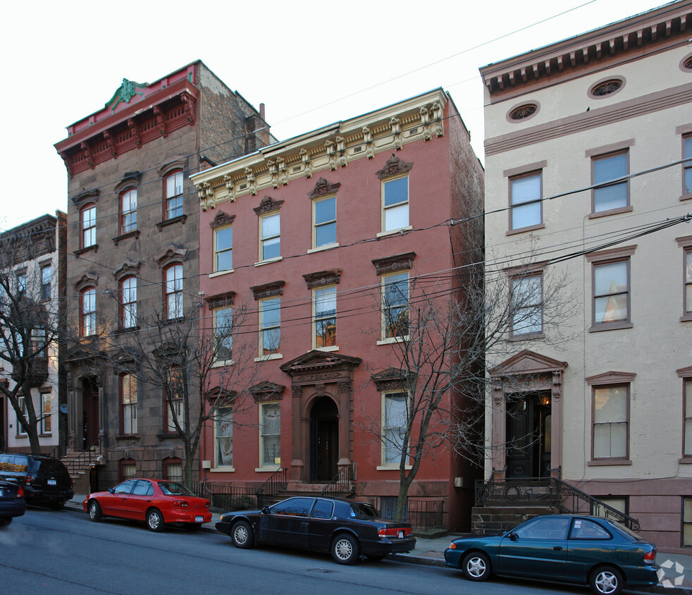 Primary Photo - 11 Ten Broeck St