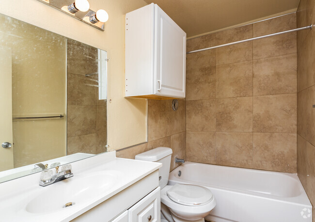 2HAB, 1,5BA - 900SF Cuarto de baño - Brandywyne Apartments