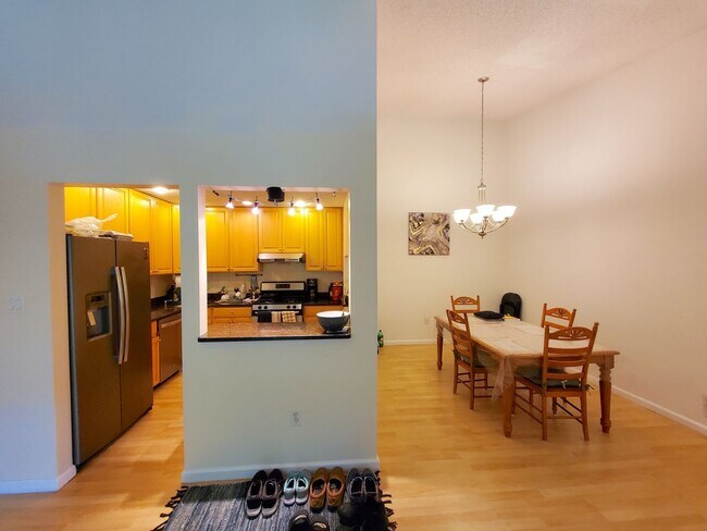 Foto del edificio - Updated 2nd fl, end-unit/"penthouse" condo...