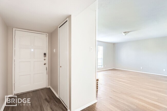 Foto del edificio - 6008 Redwood Ln