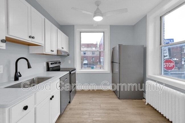 Building Photo - 131 Allen St