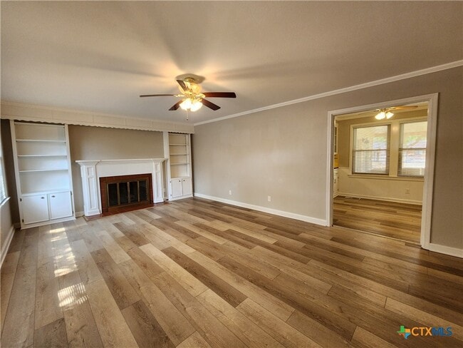 Foto del edificio - 564 Laurel Ln