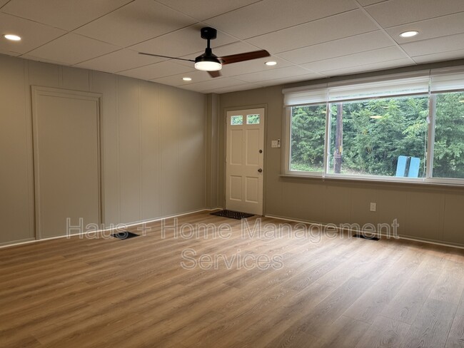 Building Photo - 403 Wall Ave