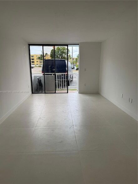Foto del edificio - 8261 NW 8th St