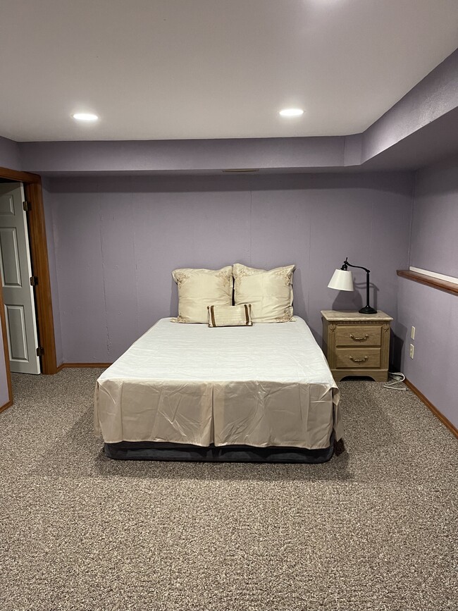 Queen bed with walk in closet. - 3224 Joel Dr