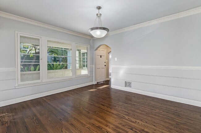 Building Photo - 356 N Doheny Dr