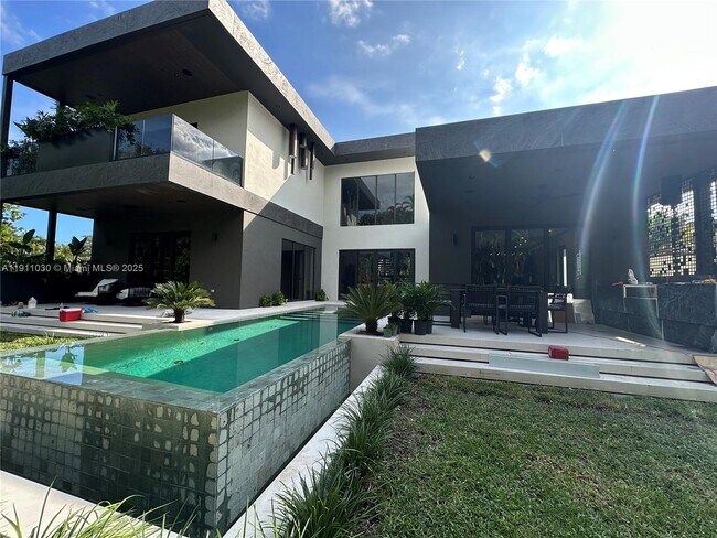 Foto del edificio - 1065 NE 119th St