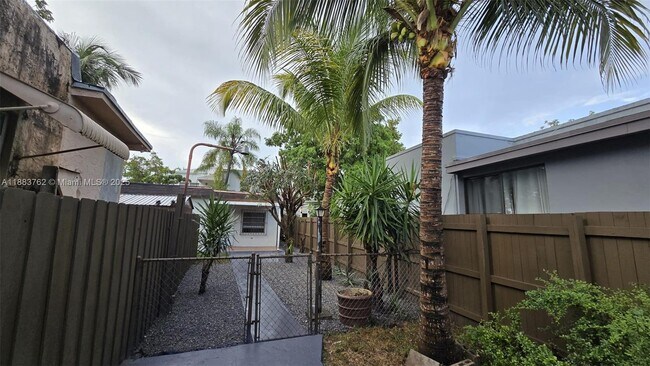 Foto del edificio - 2493 SW 11th St