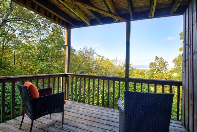 Terraza privada junto al dormitorio principal - 1315 E. Main St Ext