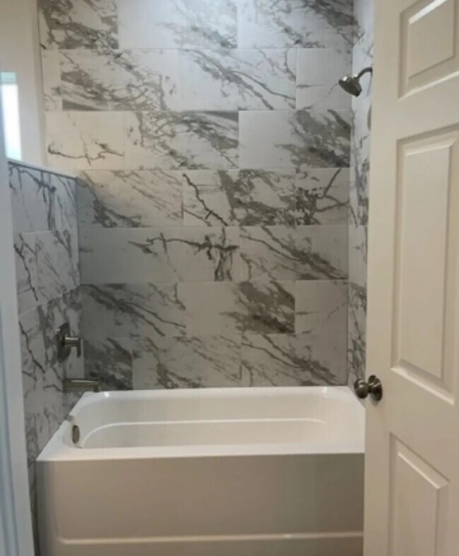 Foto del edificio - 548 Redwood Ave S