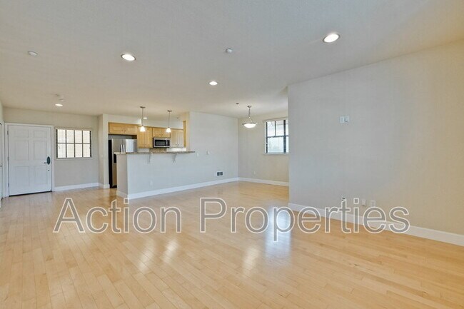 Foto del edificio - 1765 E Bayshore Rd