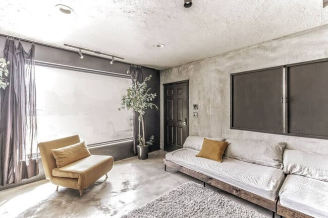 Building Photo - Private Resort Style Oasis, Pets, No Booki...