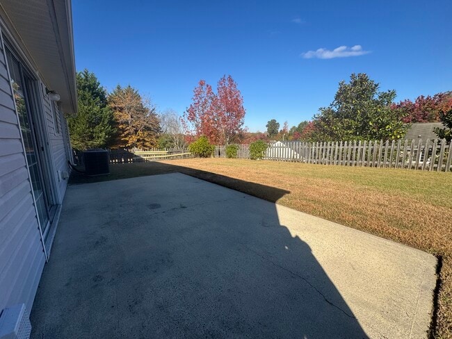 Building Photo - 2467 Stratford Lake Rd